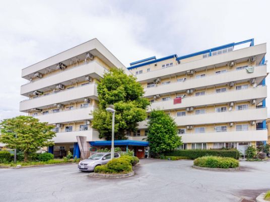 大きな建物の外観