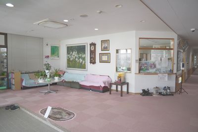 案内掲示物のあるエレベーター