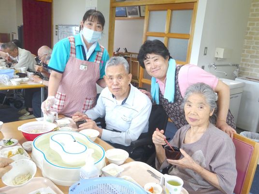 食事を楽しむ方々