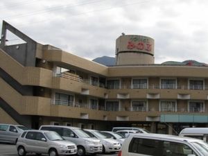 施設外観と駐車場  