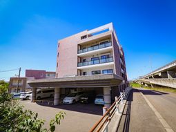 明るい日差しの外観