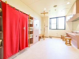 赤いカーテンの更衣室