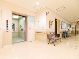 明るい廊下とエレベーター