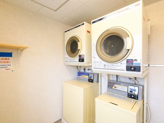 清潔なコインランドリー設備