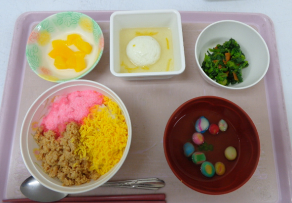 色鮮やかな料理の配膳