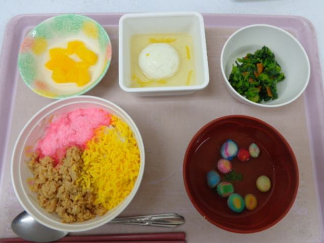 色鮮やかな料理の配膳 料理 魅力的な彩りと栄養バランスに優れたメニューです。働く人々にとっても嬉しい食事環境です。