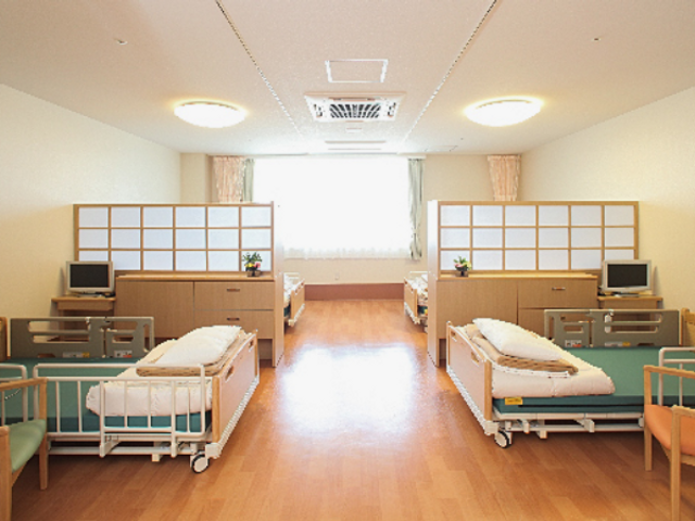 落ち着いた居室 居室 落ち着いた雰囲気の広い居室です。自然光が入る窓があり、快適に過ごせます。