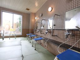 広々とした明るい浴室