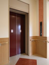 赤い扉のエレベーター