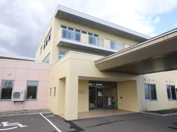 黄色い壁のエントランス