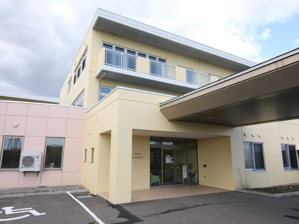 黄色い壁のエントランス