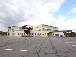 広々とした駐車場の建物外観