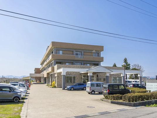 建物外観と駐車場  