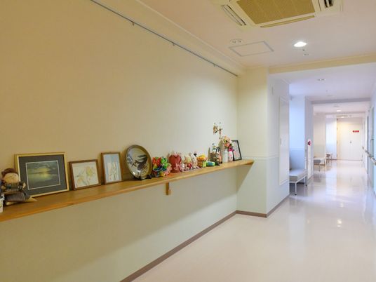 廊下に飾り棚と椅子配置