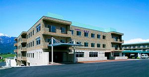 山々を背にした建物外観