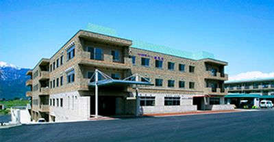山々を背にした建物外観