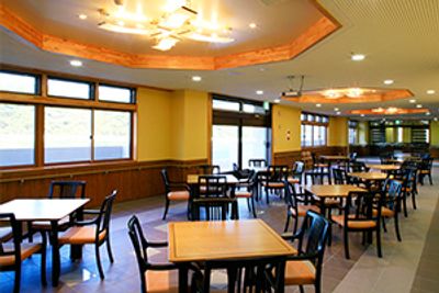 広々とした食堂の風景
