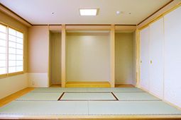 明るい和室の一角