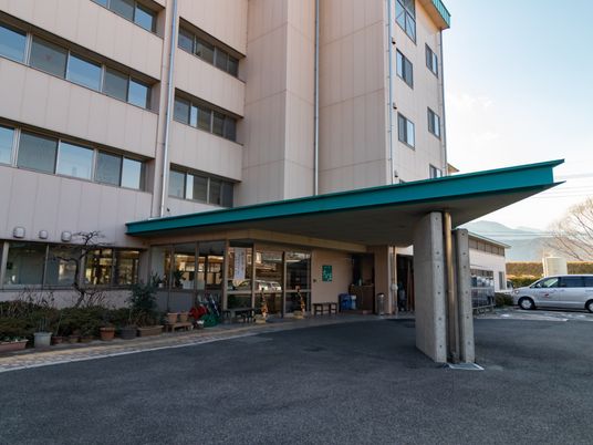 エントランス付近の建物正面