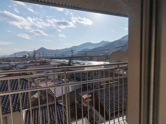 窓から見える山々の景色