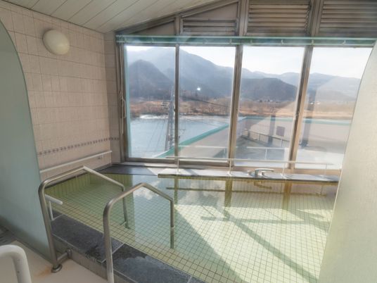 湯船と大窓の浴室