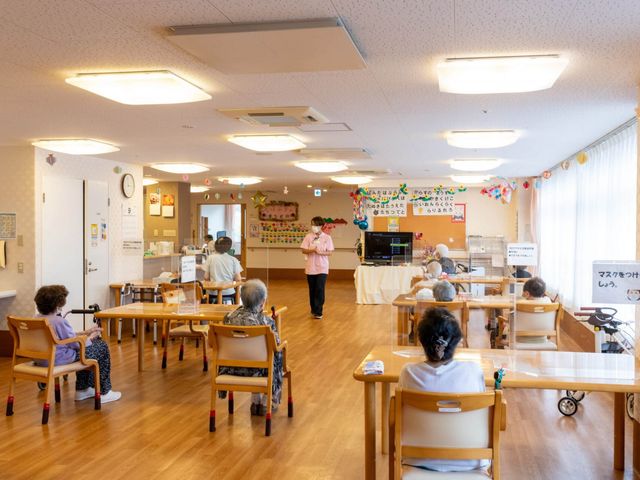 居心地の良いダイニングルーム ダイニングルーム 温かみのあるダイニングルームで、利用者の方々がリラックスしてお食事や会話を楽しんでいます。