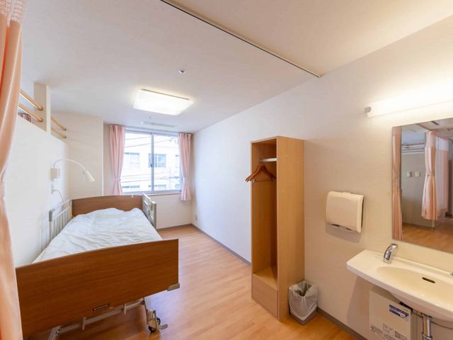 明るい個室 居室 ゆったりとした個室は、明るい日差しが入り、清潔感があります。ベッド周りには必要な家具も整っており、プライバシーも保たれています。