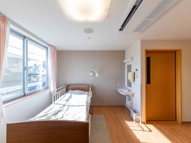 ゆったりした居室 居室 広々とした居室は、日当たりがよく快適な空間です。手元を照らす柔らかいライトが心地よい落ち着きを演出しています。