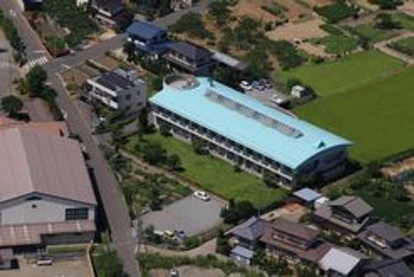 緑に囲まれた建物外観