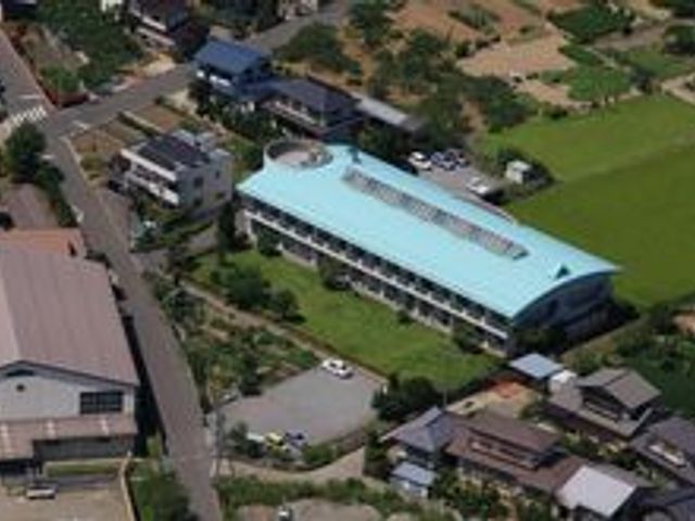 緑に囲まれた建物外観 外観 緑豊かな環境の中に位置する建物です。落ち着いた雰囲気で働くことができます。