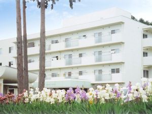 白い外観の建物  