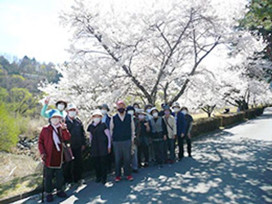 笑顔でお花見する職員と入居者