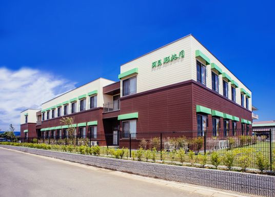 広々とした建物外観