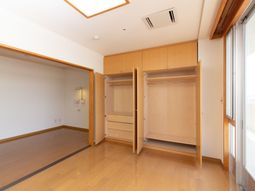 広々とした明るい居室