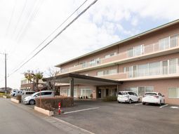 明るい建物の外観