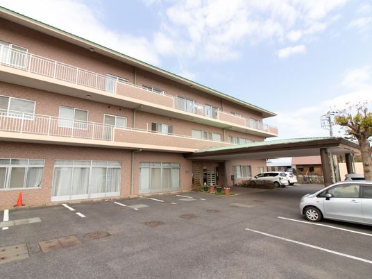 明るい外観の建物
