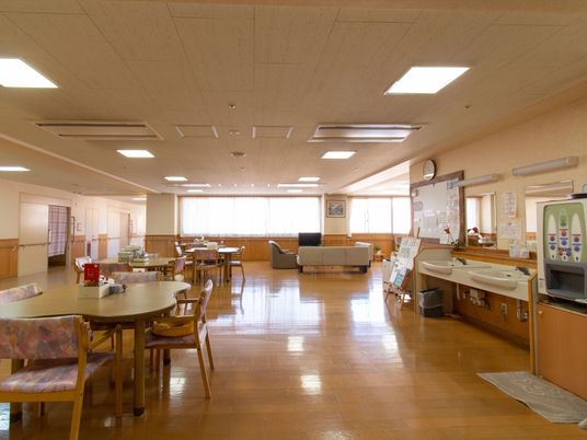 広々とした明るい食堂