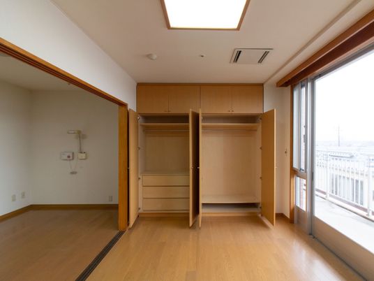 居室のクローゼットとバルコニー