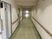 手すり付きの長い廊下