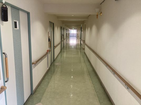 手すり付きの長い廊下