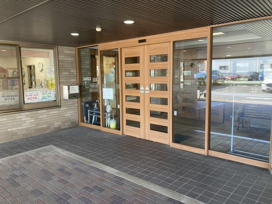 広い出入口のエントランス