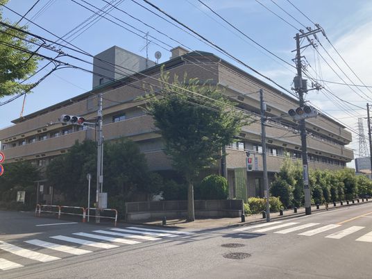 落ち着いた外観の建物