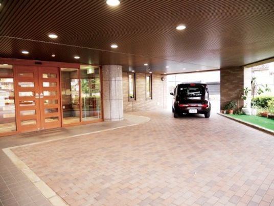 車寄せのあるエントランス