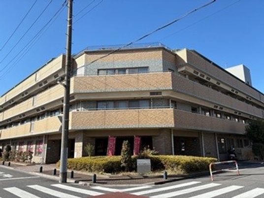角にある低層の建物
