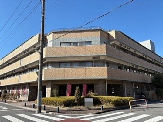 角にある低層の建物