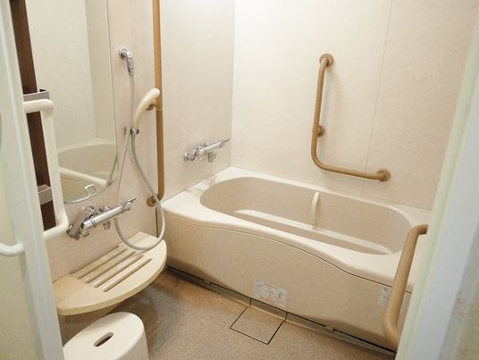 安全手すり付きの浴室