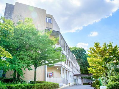 緑に囲まれた外観