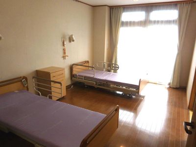 明るい個室の居室