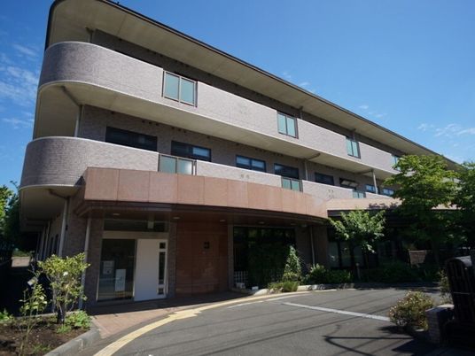 清潔感のある建物のエントランス
