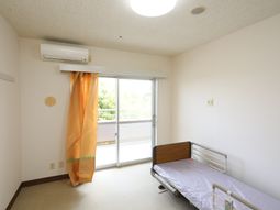 明るい居室のエアコン付き